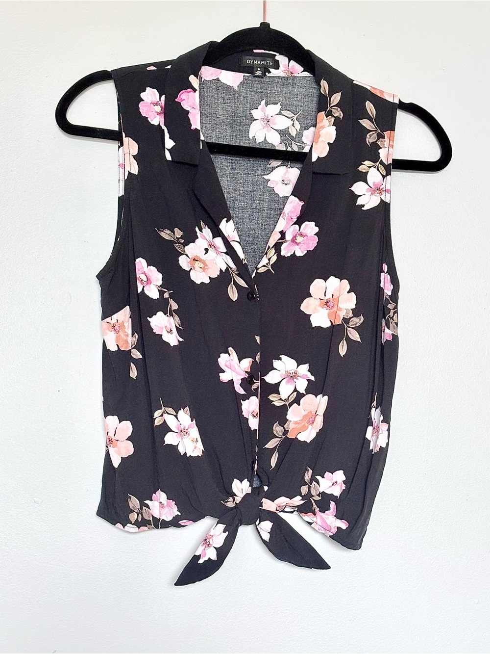 Dynamite Black Floral Tie-Front Sleeveless Button-Down Top